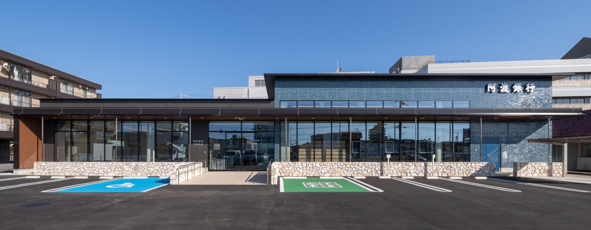 阿波銀行松茂支店/(株)松村建築計画研究所