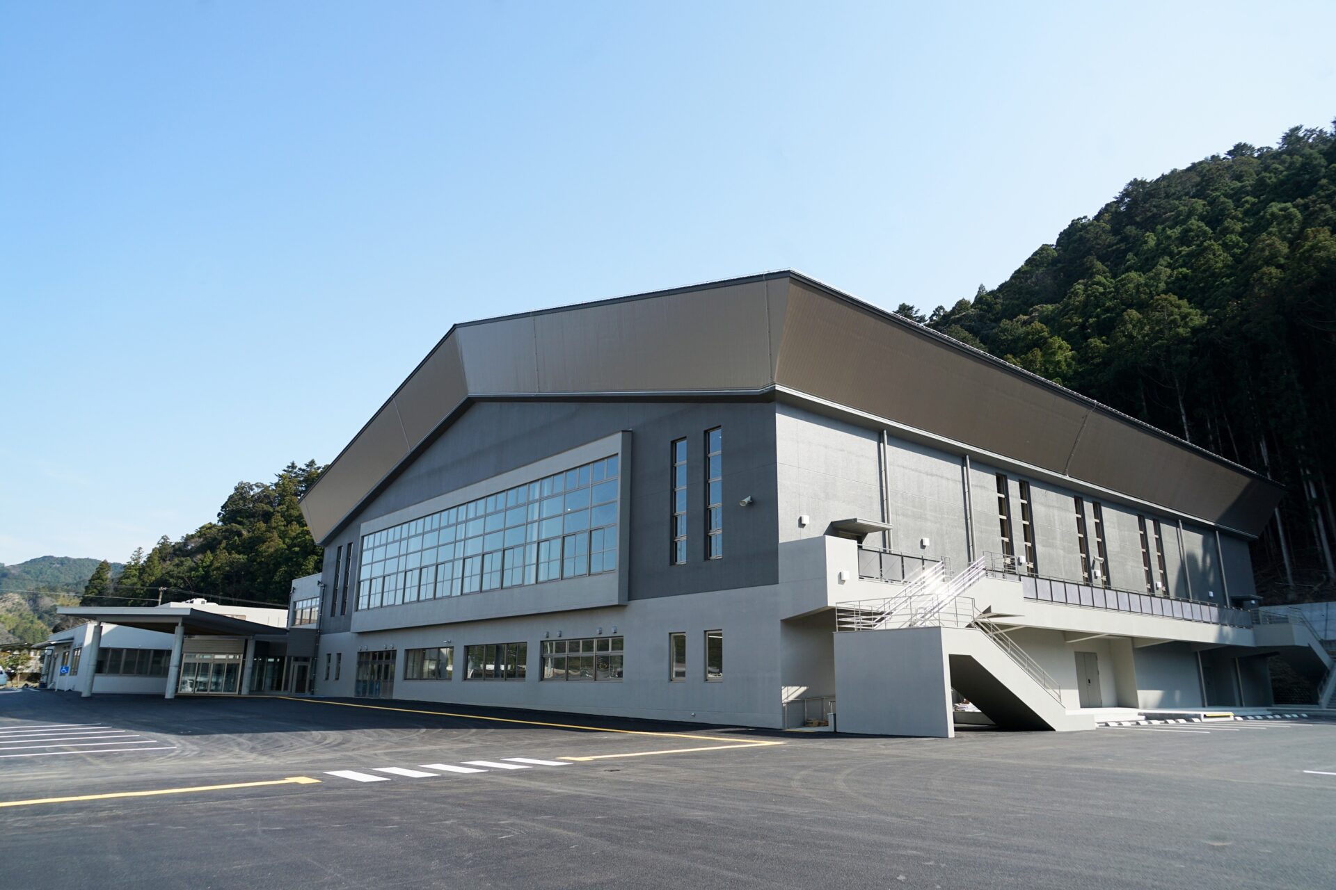 とくぎんトモニアリーナ那賀（那賀町総合体育館）／(株)剛建築事務所